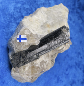 Musta turmaliini pegmatiitissa 270g Suomi  Hi136S