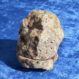 Selestiini, skarni halkaistu raakakivi 268g Hi175D 