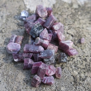 Rubelliitti pieni kide 10g erä rasiassa Haapaluoma Hi106