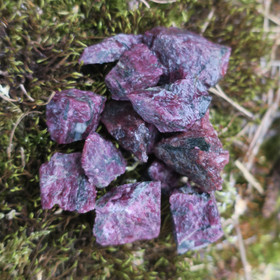 Eudialyytti raaka. Valitse koko 1-15g