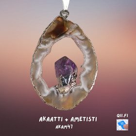 Riipus akaattisiivu, jonka keskellä ametistikide nro AKAM47