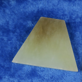 Nefriitti kapussiaihio vaalea 27x34,5x13mm trapetsi