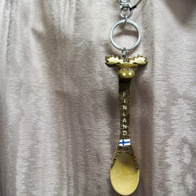 Avaimenperä, lusikka 12cm hirvi Finland, Suomen lippu, puuta, lenkit