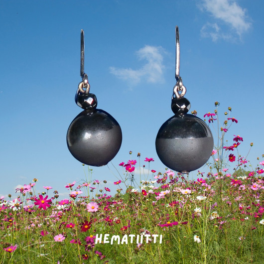 Korvakorut hematiitti puoliksi kiillotettu 10mm, hopeakoukut