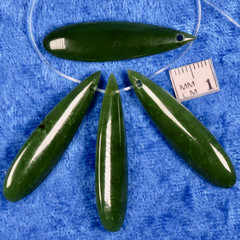 Nefriitti pisara vihreä 40mm, porattu reikä yläosassa, korutarvike