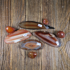 Akaattilevy ja rumpuhiottu karneoli setti. Valitse K1-K9