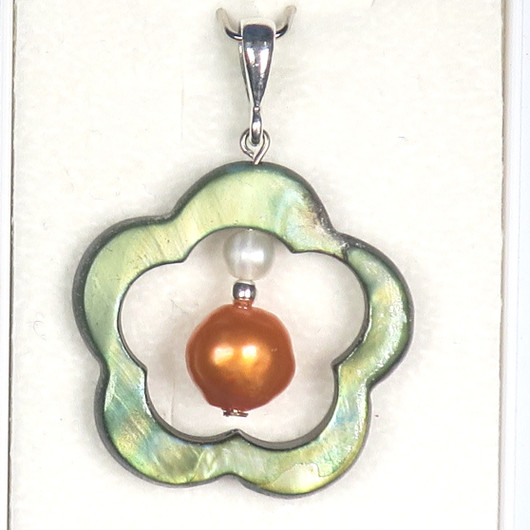 Riipus simpukkakukka 25mm, keskellä oranssi helmi TYRNI