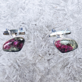 Kalvosinnapit eudialyytti, jossa agrelliitti fluoresoi. A 