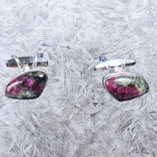 Kalvosinnapit eudialyytti, jossa agrelliitti fluoresoi. A 