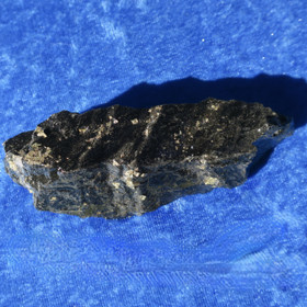 Mustaliuske, pyriittikiteitä raakakivi 134g Suomi Hi180h