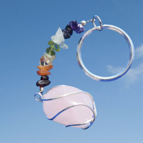 Avaimenperä chakrakivet ja ruusukvartsi