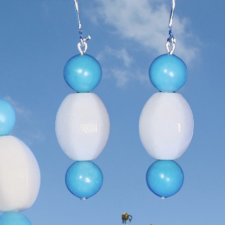 Korvakorut lumikvartsi, turkoosivärjätty magnesiitti, kookkaat. Riitu