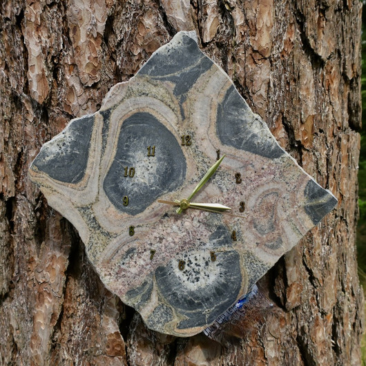 Seinäkello pallokivikello, iso kulmittain 32x33cm. Kuru, Suomi