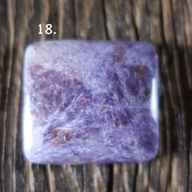 Kapussi tsharoiitti 24x22mm nelikulmainen nro18