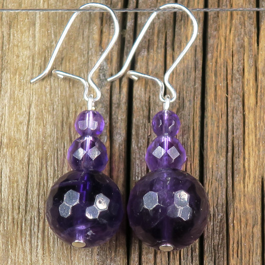 Korvakorut ametisti tumma, viistehiottu, lumiukko 12-6-4 VIVIAN