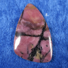 Kapussi rodoniitti kolmikulmainen cabochon nro8