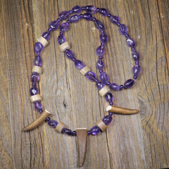 Poronsarvihelmet, tumma kirkas ametisti- ja poronsarvea   BIGGA