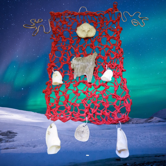 Seinäkoriste paperinarupohjalla poronluita, puuta. Nro BM