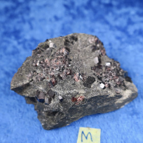 Almandiini granaatti 95g 50x40x25mm Nappikallio Hi184m