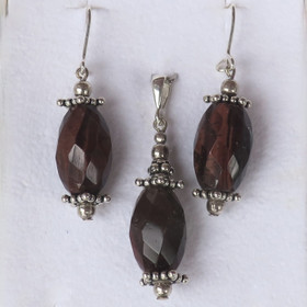 Korusetti häränsilmä riipus ja korvakorut. Valitse valikosta 