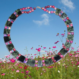 Kaulakoru tsharoiittihelmet kulmikkaat palat, väleissä jaspis. Tshara1