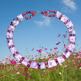 Kaulakoru tsharoiittihelmet kulmikkaat palat, väleissä jaspis. Tshara1