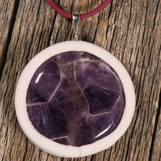 Riipus ametisti nahkasomistein