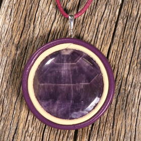 Riipus ametisti nahkasomistein