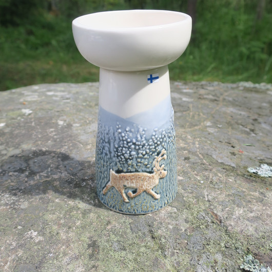 Maljakko ja tuikkualusta kesäporo. Sekunda