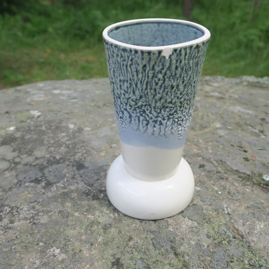 Maljakko ja tuikkualusta kesäporo. Sekunda