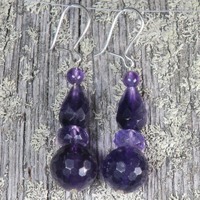 Korvakorut ametisti tummat viistehiotut, kookkaat. VIVIAN12pisara