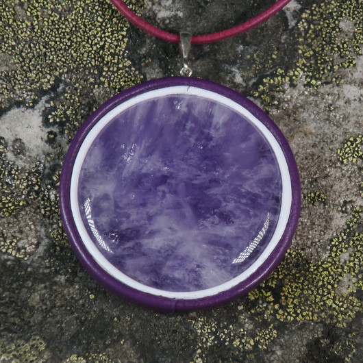 Riipus ametisti violettivalkoisin nahkasomistein