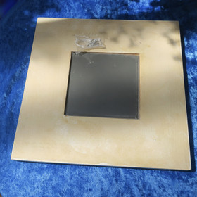 Peili jonka kehyksissä on hevosia ja cowboyt lännen tyyliin