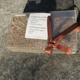 Hiekkaa, kultahippuja ja granaatteja kangaspussissa. Lemmenjoki Suomi