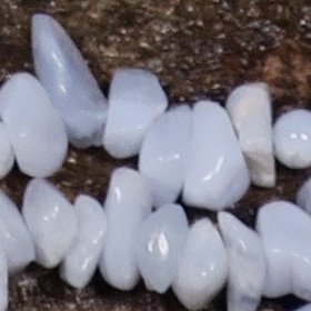 Irtohelmi kalsedoni sipsihelmi