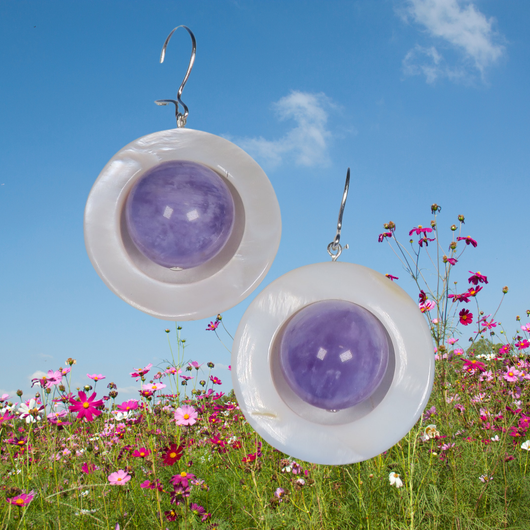 Korvakorut helmiäisrengas ja vaalea ametisti JENNI