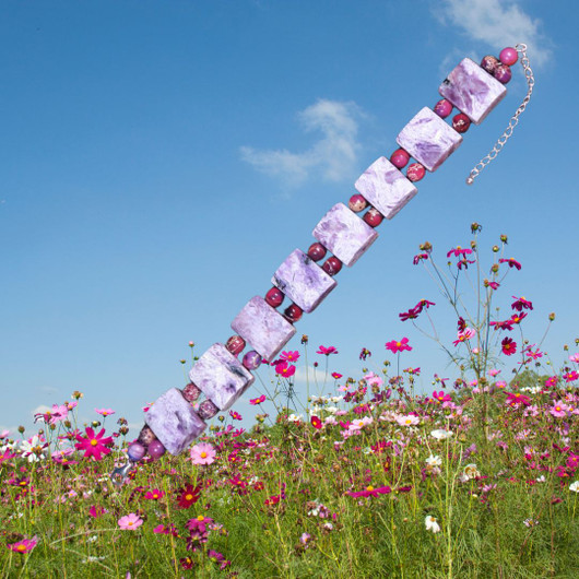 Rannekoru tsharoiitti kulmikkaat palat, väleissä jaspis Tshara1