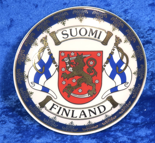 Seinälautanen 11cm Suomi-Finland, liput vaakunalla sinireuna