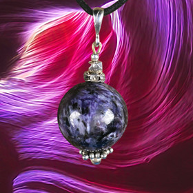 Riipus tsharoiitti hopea- ja zirkonikoristein. 64ri14