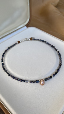 Sepia Drop Purple-kaulakoru, makeanvedenhelmi