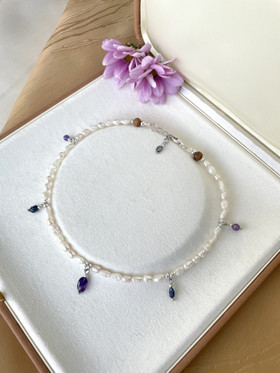 Nevato-kaulakoru, ametisti-makeanvedenhelmi