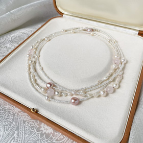 Moments-helmikaulakoru pitkä, ruusukvartsi