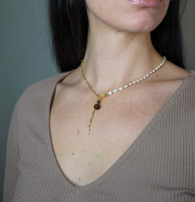 Felicia-helmikaulakoru ketjulla, tiikerinsilmä-akaatti