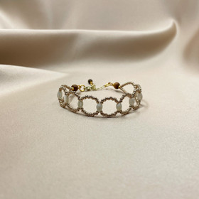 Adira-rannekoru, helmiäishelmi