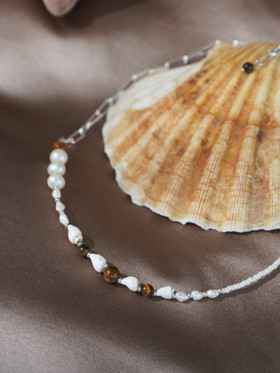 Meredith-kaulakoru, tiikerinsilmä-simpukankuori