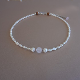 Moments-helmikaulakoru, ruusukvartsi