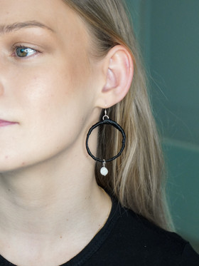 Lunar Shadow-korvakoru, kuukivi