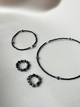  Midnight Indigo-kaulakoru, musta