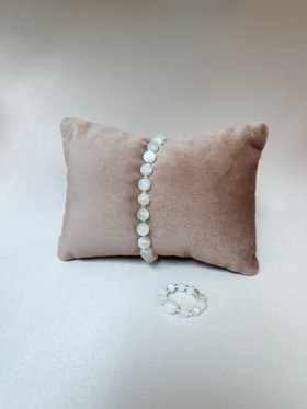 New Era-rannekoru, kuukivi