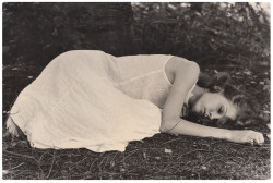 Nukkuva -taidepostikortti